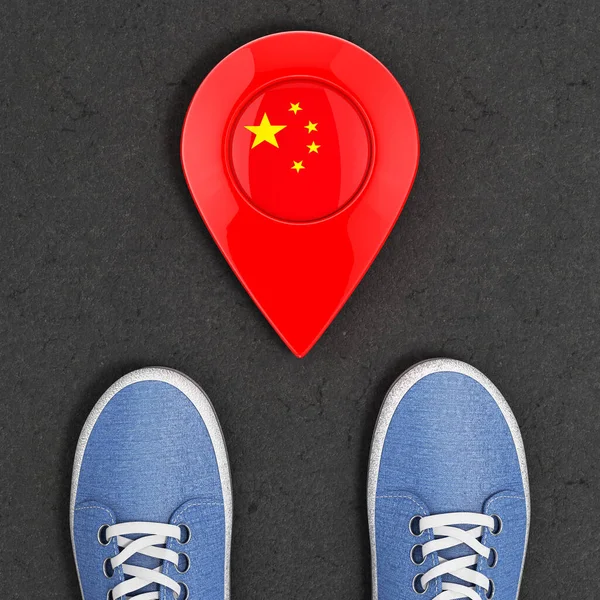 中国の概念への旅行 地図ポインタと中国国旗トップビュー極端なクローズアップでアスファルト道路上のブルーデニムスニーカー 3Dレンダリング — ストック写真