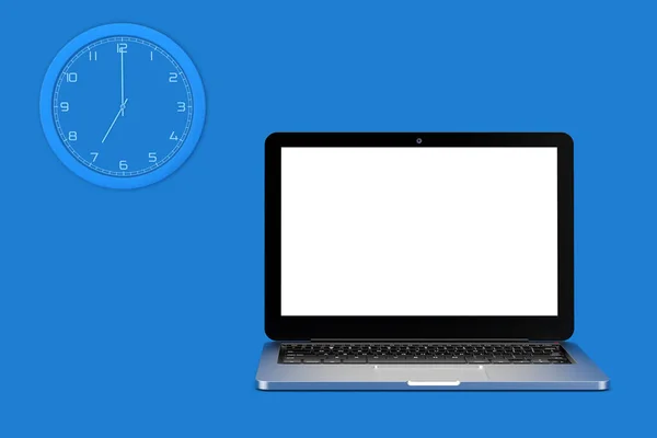 Wall Clock Laptop 컴퓨터에 Blank Screen Your Design 파란색 배경으로 — 스톡 사진