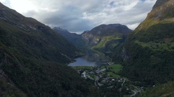 Mooie luchtfoto video van de Geirangerfjord — Stockvideo
