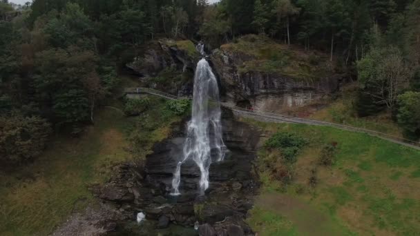 Steinsdalsfossen v Norsku — Stock video