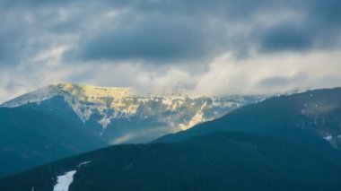 Kış orman ve dağ manzarası