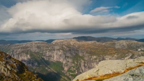 Sendero de montaña a Kjeragbolten en Noruega — Vídeo de stock