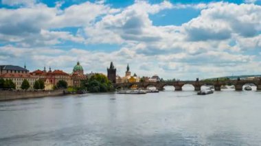 Prag'da Vltava Nehri üzerinde büyük trafik