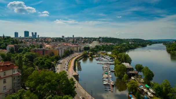 Vista desde Visegrad en Praga sobre la ciudad y el río Moldava — Vídeos de Stock