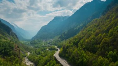 İsviçre Alpleri'nde eğri yol