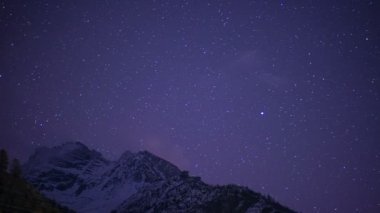 Karlı dağ tepe ve yıldız