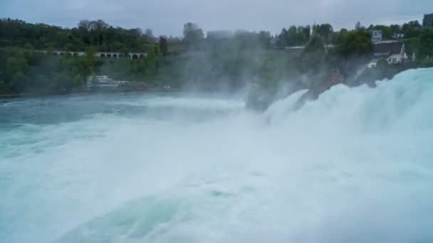 Temps du matin avec de puissantes chutes du Rhin — Video