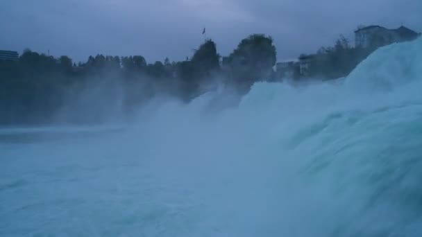Caducidad de la mañana con potentes cataratas del Rin — Vídeos de Stock