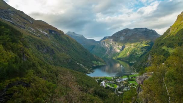 Sonbahar zaman atlamalı Geiranger fiyort video — Stok video