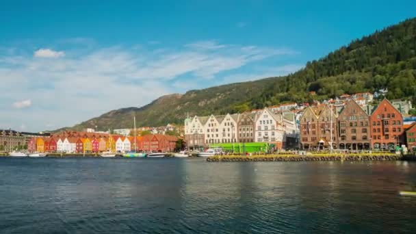 Bryggen, una de las principales atracciones de Bergen — Vídeo de stock