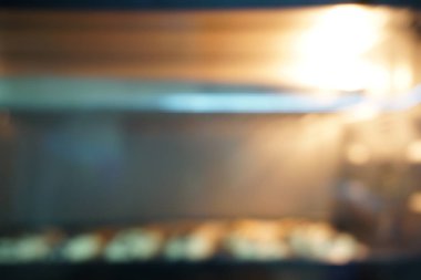 Elektrikli fırın içinde bulanık pişmiş çerezleri