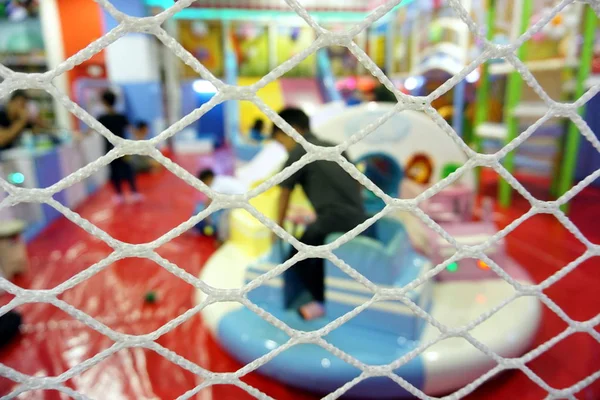 흐리게 포커스와 실내 놀이터에서 어린이 들을 위한 안전 메쉬 — 스톡 사진