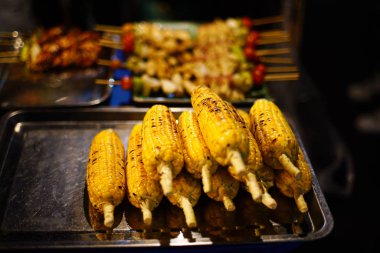 Izgara sarı mısır aranjmanı. Akşam yemeği pazarında paslanmaz tepside hazır olsun..