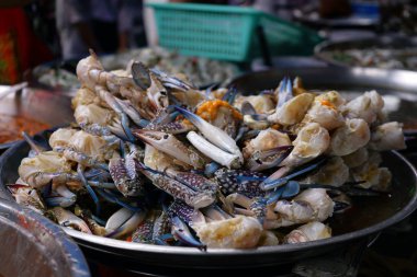 Sokak yemeklerinde paslanmaz tepside turşulu yengeç salatası.                              