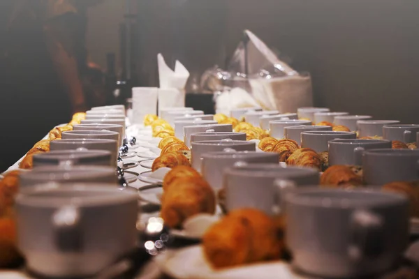 Parti Konferans Seminer Işlerinde Kahve Molası Için Beyaz Fincanda Fırın — Stok fotoğraf