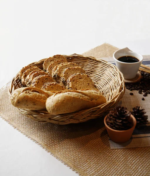 Kahvaltı için sade kahve, kahve molası, ev yemeği, kafe, dükkan, otel, restoran, konferans veya seminer sepeti içinde tam tahıllı ekmek ve buğday ekmeği (fransız ekmeği)..