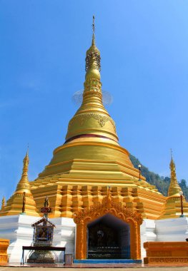 Golden pagoda ve berrak gökyüzü
