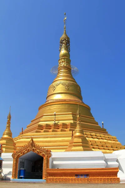 Golden Pagoda ve mavi gökyüzü