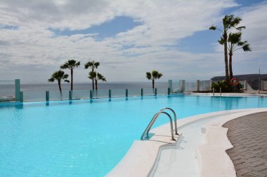 Otel yüzme havuzu