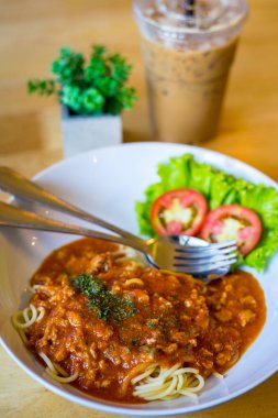 Spagetti kıyma domates ile 