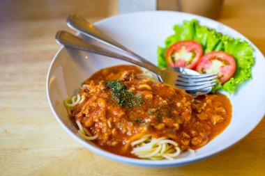 Spagetti kıyma domates ile 