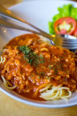 Spagetti kıyma domates ile 