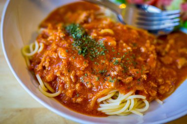 Spagetti kıyma domates ile 