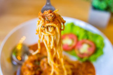 Spagetti kıyma domates ile 