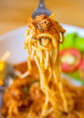 Spagetti kıyma domates ile 