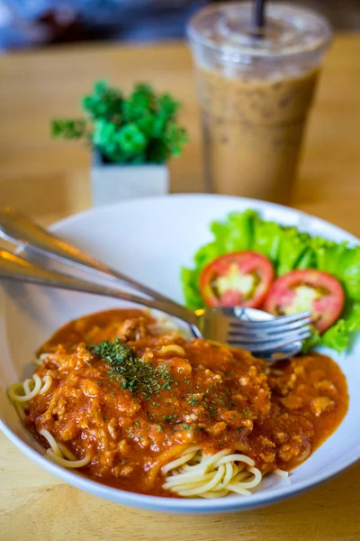 Spagetti kıyma domates ile 