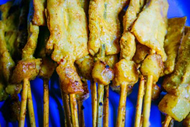 Domuz pirzolası, fıstık soslu ızgara domuz eti veya tatlı ve ekşi sos, Tayland yemeği.