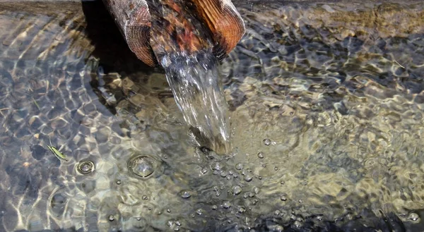 飲料水に水を注ぐ — ストック写真