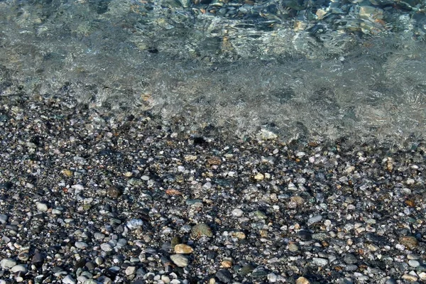 Kleine Golfjes Die Breken Aan Kust Bedekt Met Kiezels Kasseien — Stockfoto