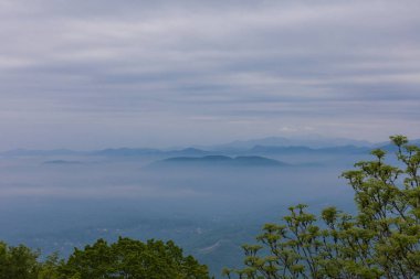 Mavi dağlar ve süt sis ve bulutlar gökyüzü