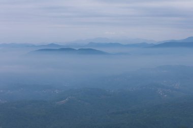 Mavi dağlar ve süt sis ve bulutlar gökyüzü