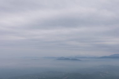 Mavi dağlar ve süt sis ve bulutlar gökyüzü