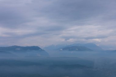 Mavi dağlar ve süt sis ve bulutlar gökyüzü