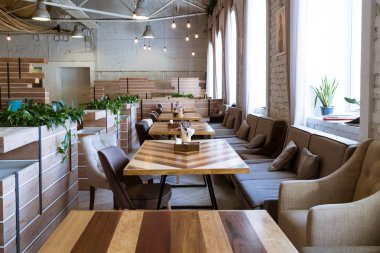 Saint-Petersburg, yaratıcı alan Tkachi, Mayıs 2017. Ahşap beyaz tuğla duvar çatı nterior kafe, kahvehane, coworking alan. Tablolar, sandalye, bitkiler ve retro ışıklar