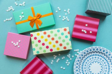 Anneler günü, Noel, doğum günü için pastel pembe arka planda tatil kutuları.