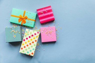 Pastel nane arkaplanındaki tatil hediye kutuları