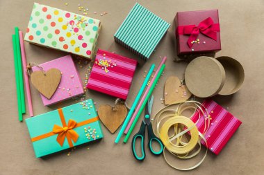 Anneler günü, Noel, doğum günü için pastel nane arkaplanında tatil kutuları.