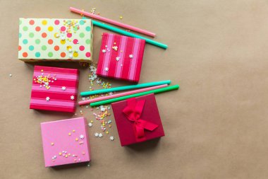 Tatil giftboxes craft üzerinde arka plan kağıt anneler günü, yılbaşı, doğum günü için