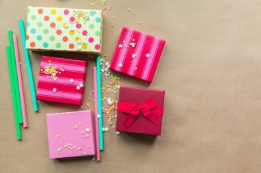 Tatil giftboxes craft üzerinde arka plan kağıt anneler günü, yılbaşı, doğum günü için