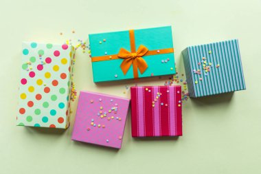 Doğum günü partisi için arka plan tatil giftboxes üzerinde pastel sarı