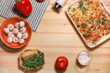 Tavuk sebze peynir pasta üzerinde ışık ahşap arka plan
