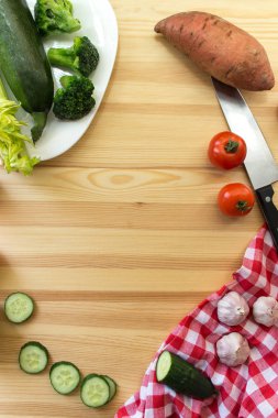 ahşap zemin üzerinde sebze