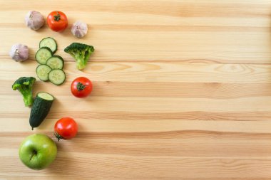 ahşap zemin üzerinde sebze