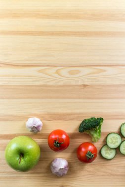 ahşap zemin üzerinde sebze