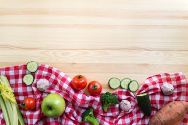 ahşap zemin üzerinde sebze