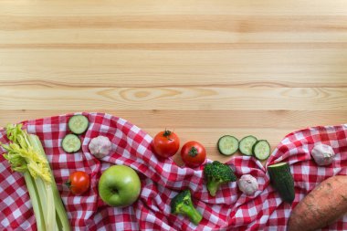 ahşap zemin üzerinde sebze